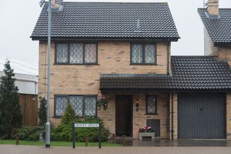 Visitors can now step inside the famous address, Number 4 Privet Drive. Number 4 Privet Drive, 4 Privet Drive, Harry Potter Travel Bucket List, Harry Potter Travel, Harry Potter Miniatures, Harry Potter Stories, Potters House, Lily Potter, Harry Potter Houses