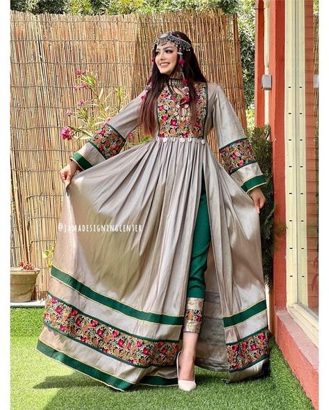 Latest Dress Design, Afghan Fashion, Stylish Short Dresses, Afghan Clothes, Pakistani Fancy Dresses, Fashion Top Outfits, Dress Design Patterns, Afghan Dresses, Simple Pakistani Dresses