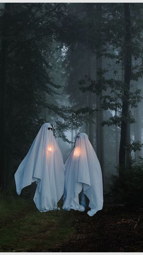 Ghost Photoshoot Ideas Couple, Group Ghost Photoshoot, Best Friend Ghost Photoshoot, Halloween Yard Ghosts, Diy Floating Ghost, Ghost Couple Photoshoot, Sheet Ghost Photoshoot, Ghost Photoshoot Ideas, Ghost Shoot