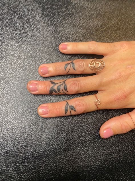 Dainty vine finger tattoo across the ring, middle, and pointer fingers Vine Stick And Poke, Stick And Poke Cover Up, Finger Tattoo Cover Up, Vine Finger Tattoos, Vine Hand Tattoo, Cover Up Finger Tattoos, Inside Finger Tattoos, Tatted Guys, Stick Poke