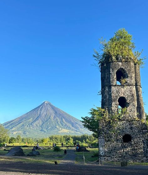 Mayon Volcano Photography, Volcano In Philippines, Philippine Photography, Volcano Pictures, Mayon Volcano, Funny Quotes Tumblr, Cartoon Wallpaper Hd, Wallpaper Android, Cat Aesthetic