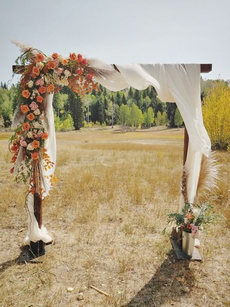 Pampas Grass Arbor Wedding, Fall Wedding Circle Arch Flowers, Orange Rustic Wedding Decor, Wedding Arch Orange Flowers, Terracotta Wedding Arbor, Fall Wedding Arch Ideas Diy, Wedding Arch Flowers Rustic, Wedding Arch Orange, Wedding Arch Fall Flowers