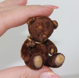 Quirky Artist Loft: Free Pattern: Tiny Bear Miniature Stuffed Animal Patterns, Sewn Animals, Fiber Animals, Bear Patterns Free, Small Teddy Bears, Teddy Bear Sewing Pattern, Lalaloopsy Dolls, Tiny Teddies, Artist Loft