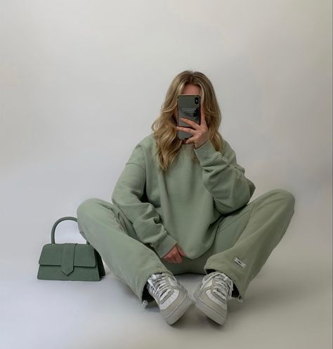 sage green sweatpants outfit idea Sage Green Sweatpants, Green Sweatpants Outfit, Green Sweatshirt Outfit, Outfit Sweatpants, Sweatsuit Outfit, Mint Outfit, Sweatpants Outfit Ideas, Green Sweatpants, Working Out Outfits