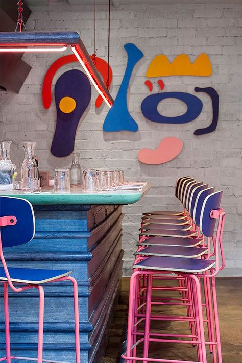 Hot pink industrial bar stools mix with pop art in this Atlanta Restaurant, Recess. #interiordesignideas #restaurants #design Burger Restaurant Design Interiors, Burger Branding, Green Garage, Restaurants Design, Big Architects, Burger Shop, Bar Deco, Atlanta Restaurants, Art Restaurant