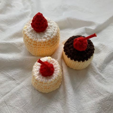 Cake Keychain, Flan Pudding, Keychain Aesthetic, Custard Pudding, Crochet Case, Crochet Food, Crochet Design Pattern, Hand Crafts, Crochet Doll Clothes