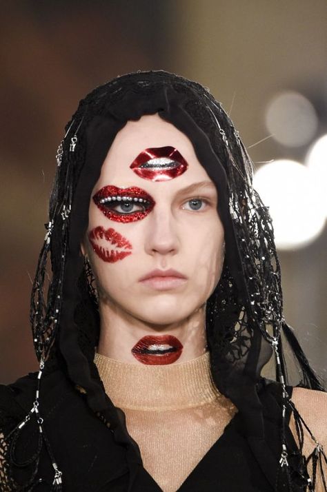 The runways got weird at Paris Fashion Week, and per the usual, there was no shortage of bizarre looks. These are our favorites. Photo: Getty Images Pat Mcgrath Makeup, Couture Makeup, High Fashion Makeup, Runway Beauty, Show Beauty, Runway Makeup, Fantasy Hair, Edgy Makeup, Mermaid Makeup