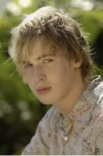 Which outfit, hairstyle, makeup look, and overall moment of Lewis are you? Lewis Mccartney, Rikki H2o, No Ordinary Girl, H2o Mermaids, Mako Mermaids, Ordinary Girls, I Have A Crush, Fishing Humor, Serie Tv