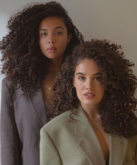 Curly Hair Corporate, High Fashion Curly Hair, 3c Formal Hairstyles, 3 C Curly Hair, Curly Hair Cuts 3c, Photoshoot Curly Hair, Curly Hair Models, Curly Hair Photoshoot, Curly Hair 3c