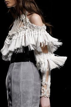 Balmain Fall 2016 Ready-to-Wear Fashion Show Details Fringe Fashion, Couture Details, Fall 2016, Fashion Details, Paris Fashion, Runway Fashion, Paris Fashion Week, High Fashion, A Woman