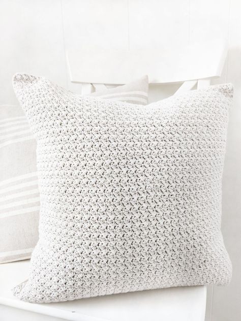 A crochet pillow made using the suzette stitch. Crochet Laptop Case, Modern Haken, Crochet Scarf For Beginners, Chunky Crochet Scarf, Bandeau Au Crochet, Beau Crochet, Simple Farmhouse, Crochet Unique, Crochet Pillow Cover