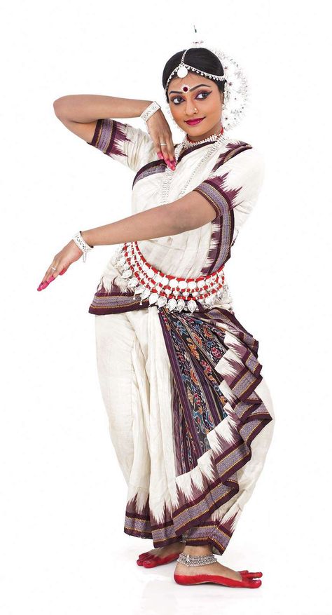 Indian Dance Costumes, Indian Classical Dancer, Bharatanatyam Poses, Dance Of India, Indian Classical Music, Indian Classical Dance, Dance Photography Poses, Dance Images, Classical Dance