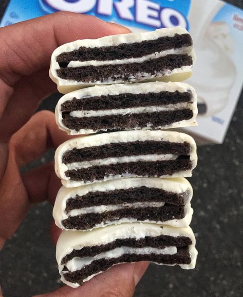 grubspot. on Instagram: “WHITE CHOCOLATE FUDGE COVERED OREOS👀 #cookies #chocolate #grubspot snapchat: grubspot” Fudge Covered Oreos, Oreo White Chocolate, Mozzarella Stuffed Chicken, White Chocolate Covered Oreos, Oreos Cookies, Honey Cakes, Cooking Icon, White Chocolate Covered, Cooking Logo