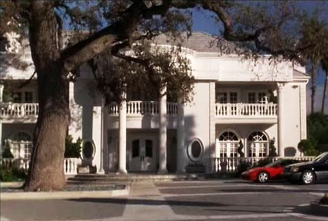 cher house from clueless Clueless House, 90s House, Clueless Movie, 80s House, Beverly Hills Mansion, Mansion Exterior, Guess The Movie, Cher Horowitz, Famous Houses