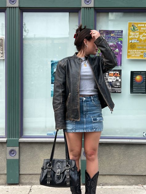 Denim Cargo Skirt Outfit, Pose Inspo Instagram, Cool Girl Outfit, Cargo Skirt Outfit, Denim Cargo Skirt, Aesthetic Pose, Outfit Cool, Leather Jacket Outfit, Cool Girl Outfits