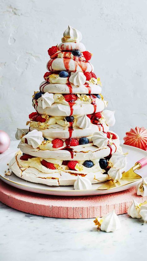 With our tips and secret ingredients, you can create a sumptuous dessert that has a delicate crisp outer shell and a soft marshmallow interior. Pavlova Tree, Christmas Pavlova Recipe, Muffin Nutella, Meringue Recipes, Christmas Pavlova, Xmas Treats, Pavlova Recipe, Anna Pavlova, Seasonal Cooking