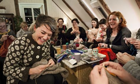 Nell Frizzell with Faroese women ahead of their knitting festival. Fair Island Knitting Pattern, Faroe Islands Knitting Sweaters, Outlander Knitting, Knitting Club, Craft Festival, Woolen Sweaters, Knitting Notions, Handmade Knitwear, Knitting Blogs