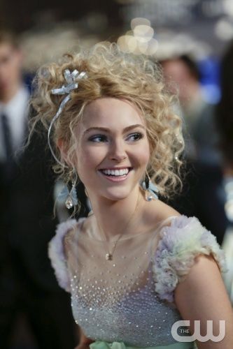 Carrie Diaries, Gossip Girl Blair, The Carrie Diaries, Chuck And Blair, Prom Hairstyle, Gossip Girls, Annasophia Robb, Carrie Bradshaw, Prom Makeup