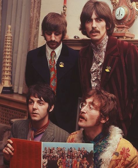 Sgt Peppers Lonely Hearts Club Band, Beatles Sgt Pepper, Jaime Preciado, Lonely Hearts Club, Beatles Photos, Beach Boy, Strawberry Fields Forever, Brian Wilson, Beatles Pictures