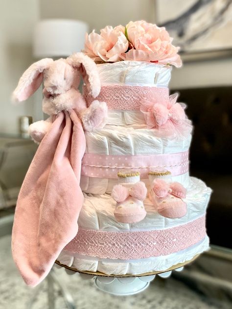 Diaper Tower Ideas, Nappy Cake Ideas, Diaper Cakes For Baby Girl, Bunny Diaper Cake, Diaper Cake For Baby Girl, Diaper Cake Girl, Baby Shower Bouquet, Baby Shower Hamper, Idee Babyshower