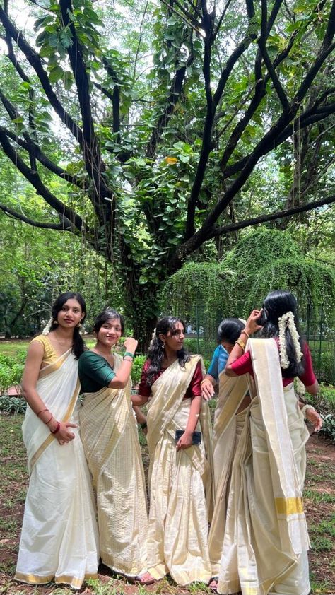 South Indian Onam Look, Onam Photoshoot Ideas With Friends, Onam Outfits Ideas College, Onam Saree Poses With Friends, Onam Story Ideas, Saree Fairwell, Group Saree Poses, Onam Look For Women, Onam Poses