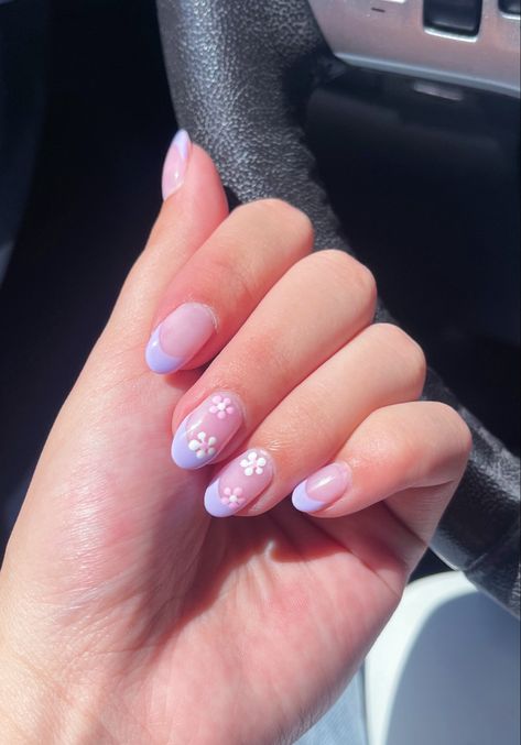 Pastel Nails Oval Shape, Acrylic Nail Designs Short Oval, Lavender French Tip Nails Almond With Flowers, Light Purple Easter Nails, Lavender French Tip Nails With Flowers, Short Simple Flower Nails, Biab Nails Almond Shape, Nail Inspo Pastel Colors, Nail Inspo Pastel Purple