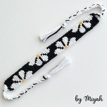 Friendship Bracelet Pattern With Beads, Star Friendship Bracelet Pattern Easy, Black And White Friendship Bracelet Pattern, Alpha Bracelet Letters, Simple Alpha Bracelet Patterns, Beginner Alpha Bracelet Patterns, Matching Alpha Bracelets, Beginner Alpha Pattern, Beginner Friendship Bracelet Patterns