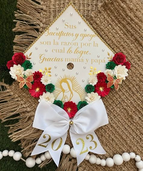 Mexico Cap Graduation, Cross Graduation Cap, Senior Cap Ideas Spanish, Graduation Cap Designs God Quotes, Doctor Grad Cap Ideas, Grad Cap Ideas Latina, Virgen Graduation Cap, Decorated Caps For Graduation Mexican, Senior Cap Ideas Mexican