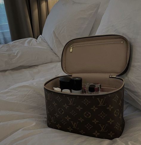 Lv Travel Bag, Louis Vuitton Makeup Bag, Louis Vuitton Aesthetic, Vanity Case Bag, Louie Vuitton, Money On My Mind, Vanity Bag, What In My Bag, Aesthetic Style