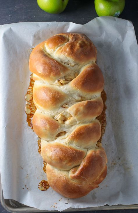 Apple Challah Bread Centerpiece, Fall Baking Apples, Apple Challah, Braid Bread, Apple Braid, Shabbat Recipes, Yummy Bread, Soft Bread, Bread Maker Recipes