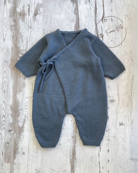 🌟New Pattern 🌟 The kimono jumpsuit with V-neck and long sleeves is knitted from the bottom up. The front wrap fastening with Icord detail on the side. The jumpsuit pieces are knitted separately, then seamed together. The edges and Icord ties are made at the end. Sizes Newborn to 18 months. Yarn BB Merinos from @fonty_knit @fonty_officiel All my designs are available in English and French. You’ll receive complete directions explained step by step in English and French version. Link in bio ... Free Winter Knitting Patterns, Simple Knit Baby Sweater, Maternity Knitting Pattern, Knit Baby Romper Pattern Free, Baby Jumper Knitting Pattern Free, Newborn Baby Knitting Patterns, Knitted Baby Clothes Free Patterns, Newborn Knitting Patterns Free, Newborn Knitting Patterns