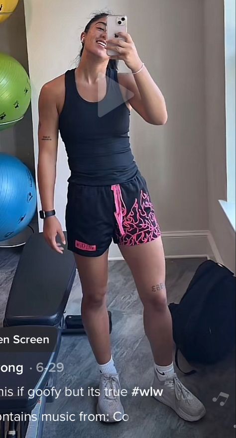 Lesbian Sports Outfits, Tomboy Swimming Outfits, Tomboy Gym Workout Outfits, Masc Shorts For Women, Masc Lesbian Workout Outfits, Gym Fits Masc Women, Lesbian Workout Outfits, Gym Outfit Tomboy, Masc Lesbian Swim Outfit