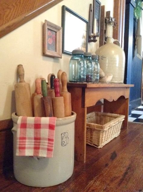 Cozy Little House: How To Put Collections On Display Architecture Renovation, Deco Champetre, French Country Kitchens, Primitive Homes, Primitive Kitchen, French Country Kitchen, Rolling Pins, Antique Kitchen, Primitive Decorating Country