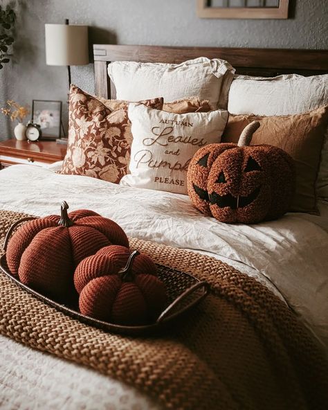 Fall Room Aesthetic, Fall Room Ideas, Fall Apartment Decor, Autumn Interior, Canopy Bed Frame, Fall Bedroom Decor, Halloween Bedroom, Cozy Fall Bedroom, Iron Bed Frame