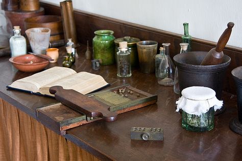 Apothecary Workbench in Old Salem, Winston Salem, North Carolina Apothecary Tools, History Of Pharmacy, Old Apothecary, Apothecary Shop, Home Apothecary, Vintage Medicine, Herb Shop, Bulk Herbs, Herb Tea