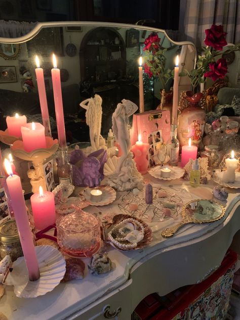 Love Altar Aesthetic, Simple Princess Room Aesthetic, Venus Room Aesthetic, Vintage Vanities For Bedrooms, Aphrodite Aesthetic Bathroom, Aphrodite Goddess Altar, Girly Witchy Aesthetic, Cute Altar Ideas, Venus Altar Ideas