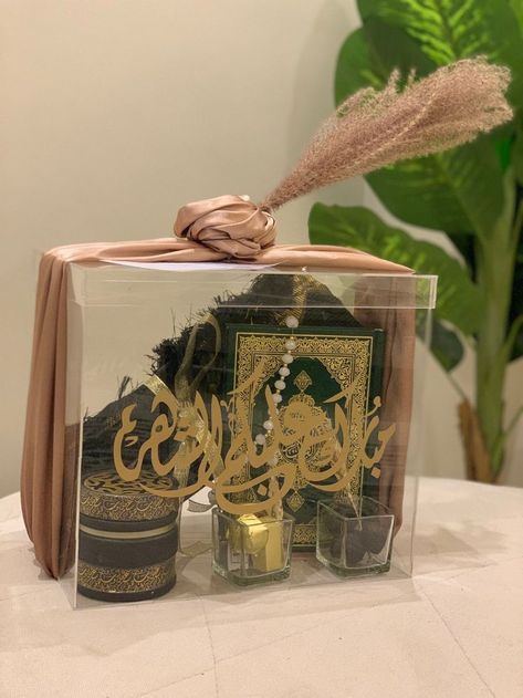 Ramadan Baskets Gift Ideas, Ramadan Hamper Ideas, Ramadan Gift Box Ideas, Eid Hampers, Wedding Gift Hampers, Wedding Gift Pack, Eid Crafts, Bridal Gift Wrapping Ideas, Creative Gift Wraps