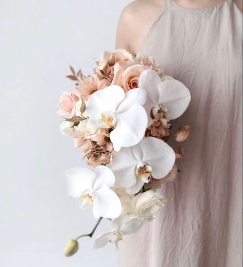 Modern Wedding Bouquets, Flower Boquet, Peach And Gold, Calla Lily Bouquet, Wedding Options, Wedding Spain, Bridal Bouquet Flowers, Bride Bouquet, Hawaiian Wedding