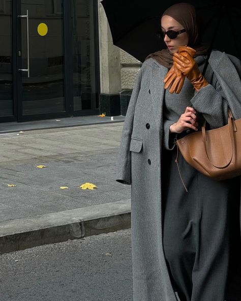 More chic, more Paris, please <3 Parisian vibe hijabi,hijabi elegant outfit,Pinterest modest outfit,modest look with gloves,jersey hijabi Abaya Photography, Elegant Hijab, Uni Style, Pajamas Aesthetic, Outfit Modest, Mother Of The Bride Dresses Long, Modest Outfit, Dental Student, Modest Fits