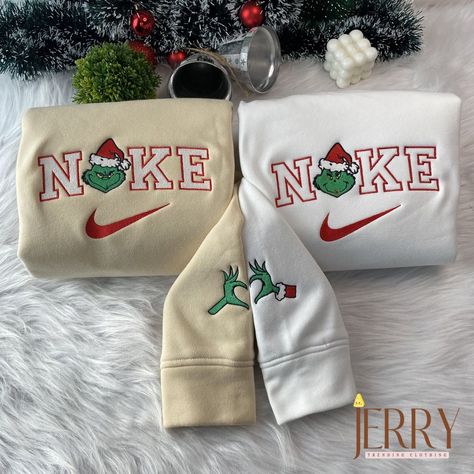 Christmas Nike, Christmas Sweatshirt Ideas, Nike Embroidered Sweatshirt, O Grinch, Lakers Wallpaper, Couples Christmas Sweaters, Grinch Stuff, Mr Grinch, Grinch Face