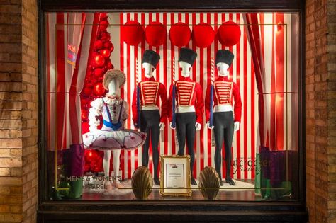 Christmas Shop Window, Christmas Marketing, Window Christmas, Holiday Window Display, Window Display Retail, Christmas Windows, Christmas Campaign, Christmas Window Display, Visual Merchandising Displays