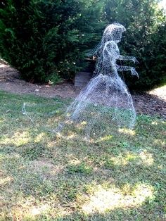 Mesh ghost 1 Yard Ghosts, Chicken Wire Ghost, Wire Ghosts, Tre Kunst, Halloween Diy Outdoor, Wire Ideas, Halloween Decor Diy, Casa Halloween, Spooky Stuff