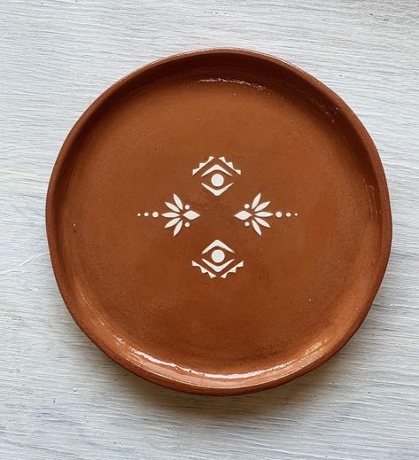 Earthenware Pottery Ideas, Terracotta Pottery Ideas, Terracotta Plates Painting, Ceramic Plate Ideas, Terracota Plates Wall Decor, Terracota Plate Painting, Terracotta Ceramics, Ceramics Terracotta, Terracotta Plate Wall Art