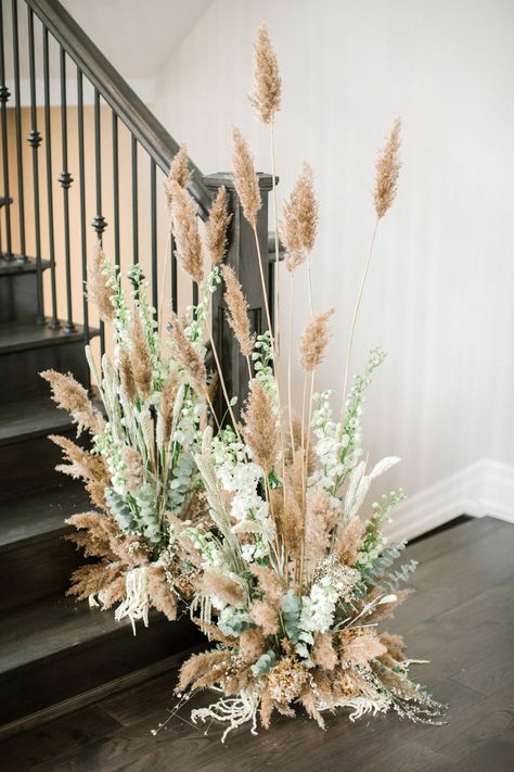 Intimate Home Wedding, Deco Champetre, Grass Decor, Grass Wedding, Flower Installation, Editorial Shoot, Boho Wedding Decorations, Wedding Aisle, Dried Flower Arrangements