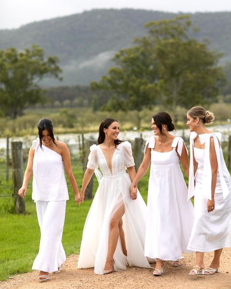 Linen Bridesmaid Dress, White Beach Dress, Summer Bridesmaids, Bridesmaid Looks, Summer Bridesmaid Dresses, Bridesmaid Duties, Bridesmaid Inspiration, Perfect Bridesmaid Dress, Red Rose Bouquet