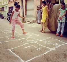 20 Amazing Childhood Games Only Born In 80’S and 90'S Kids Will Know ~ ItsMyDesh 90s Games, 1990s Kids, Childhood Memories Quotes, Indians Game, Childhood Photography, Childhood Memories Art, Childhood Memories 90s, 90s Memories, Bay Of Bengal