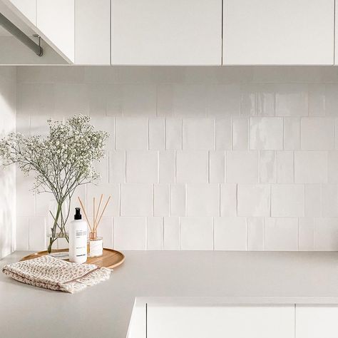 Beaumont Tiles on Instagram: “S P L A S H B A C K 💫 S U N D A Y @el.creativ chose our Devonshire Super White Structured Gloss in 150x150 & 75x150 sizes to create a fun…” Modern Kitchen Splashback Tiles, Splash Back In White Kitchen, Splashback For White Kitchen, Splashback Kitchen Tiles, White Tiled Splashback Kitchen, Feature Splashback Kitchen, Kitchen White Splashback, White Tiles Kitchen Wall, Feature Tiles Kitchen