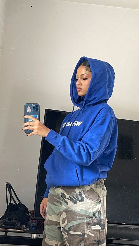 Iphone Poses, Blue Hoodie Outfit, Street Style Outfits Casual, Tomboy Style Outfits, Iphone Aesthetic, Causual Outfits, Streetwear Fashion Women, Tomboy Fashion, Winter Fits