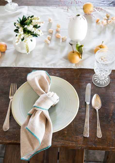 No need to get carried away with a complicated napkin fold or break out the iron for this one. Simply tie a linen napkin in a loose knot, and you have a chic yet casual tablescape that looks fresh for fall when accessorized with simple white bud vases and mini pears. Country Thanksgiving Decorations, Easy Diy Thanksgiving Decorations, Diy Thanksgiving Centerpieces, Kids Halloween Party Decorations, Napkin Folding Ideas, Halloween Appetizers Easy, Easy Diy Thanksgiving, Kids Halloween Food, Halloween Party Appetizers