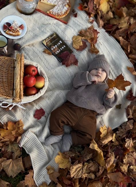 Fall Baby Aesthetic, Autumn Newborn Photoshoot, Fall Indoor Photoshoot, November Baby Photoshoot, Autumn Baby Photoshoot, November Photoshoot Ideas, Thanksgiving Photoshoot Ideas, Baby Fall Photoshoot, Fall Baby Photos